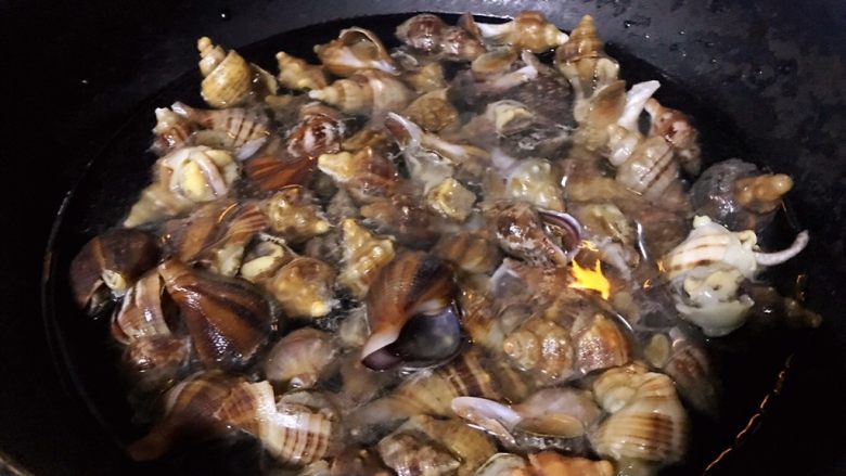 香葱拌小海螺,海螺洗净锅中加入适量清水放入盐大火煮6-8分钟