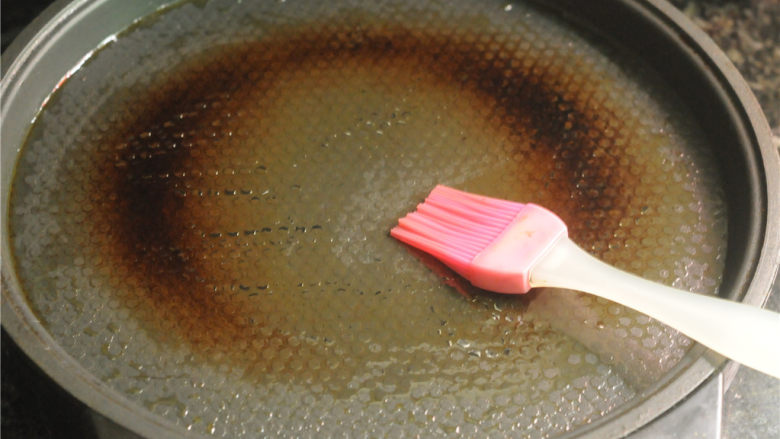 馄饨皮快手红豆饼,油锅烧热，刷上植物油