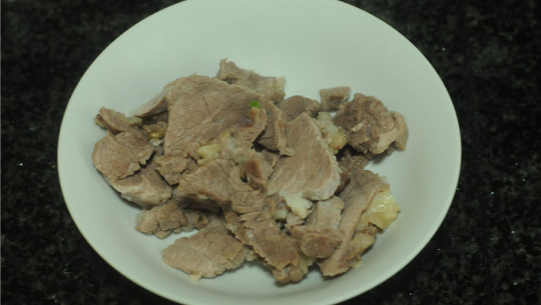 七味红烧牛肉面,煮熟的牛肉稍微冷却后切成片备用