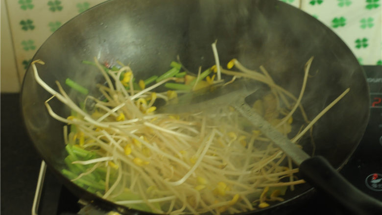 川香麻辣鱼,将芹菜和豆芽倒进去煸炒