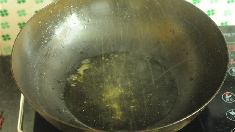 川香麻辣鱼,锅内加入30克花生油烧至八成熟后捞出