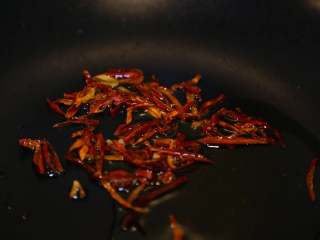 蚂蚁上树,锅中放油烧热，放入辣椒丝。