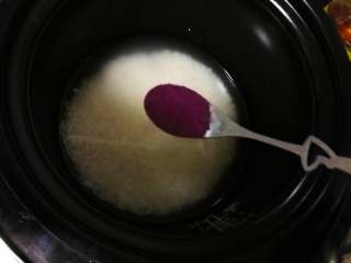 翻转花朵寿司, 大米加入适量水蒸熟，比正常吃的米饭略软。蒸米饭时可以加入一勺紫薯粉或樱花粉，花瓣内层会有浅浅的颜色。也可以直接蒸白米饭。