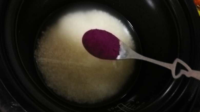 翻转花朵寿司, <a style='color:red;display:inline-block;' href='/shicai/ 492'>大米</a>加入适量水蒸熟，比正常吃的米饭略软。蒸米饭时可以加入一勺紫薯粉或樱花粉，花瓣内层会有浅浅的颜色。也可以直接蒸白米饭。