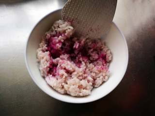翻转花朵寿司, 取一小部分米饭拌入紫薯粉，做花朵外层颜色。