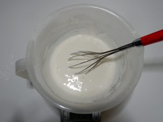 麻薯华夫饼（酵母版）,加入牛奶，搅拌成无颗粒的液体。