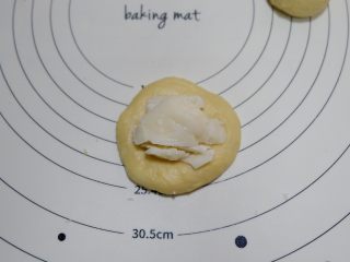麻薯华夫饼（酵母版）,放上适量麻薯