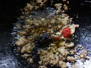 重庆小面佐料一杂酱,加入肉馅拌匀，加番茄酱炒香。