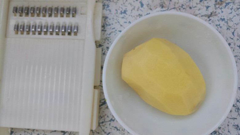家常土豆丝炒豇豆丝,土豆用这个神器，可以切的很细