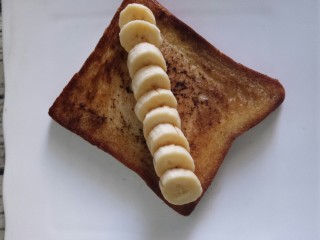 早餐香蕉三明治,把香蕉如图样摆在土司上