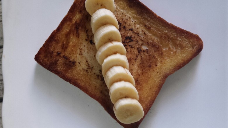 早餐香蕉三明治,把香蕉如图样摆在土司上