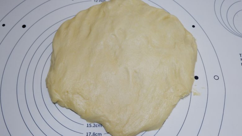培根芝士华夫饼,发酵好的面团取出，按压排气，边缘的大气泡拍掉。