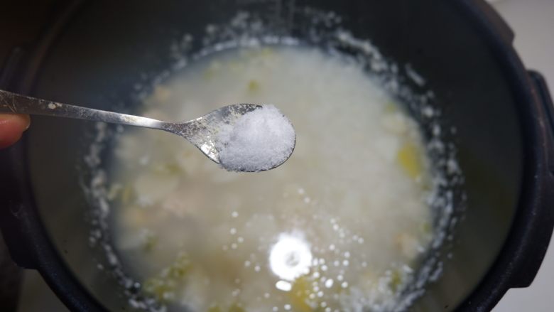 鸡茸粥,煮好的粥，取出加入盐和鸡精，继续选择煮粥功能10分钟即可。