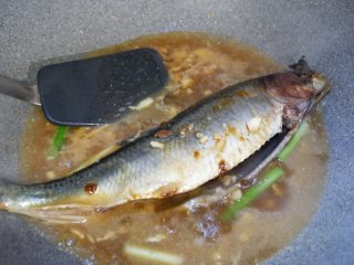 酱烧青花鱼,大火煮开后，转小火将鱼炖熟。（期间将鱼翻身一次）