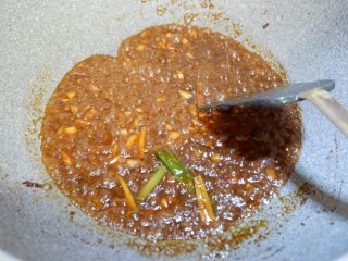 酱烧青花鱼,剩余的汤汁继续煮至浓稠。