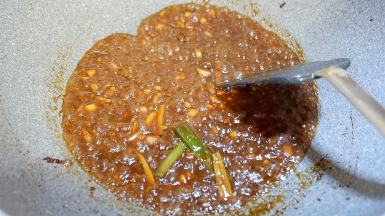 酱烧青花鱼,剩余的汤汁继续煮至浓稠。