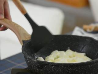 牛轧糖DIY，一起动手做起来,待黄油完全融化后倒入棉花糖。