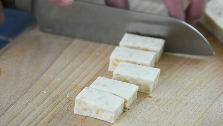 牛轧糖DIY，一起动手做起来,切成小方块，好吃的牛轧糖就做成了，一起来品尝一下吧！