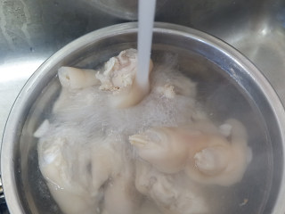 香辣莲藕焖猪手,焯好后用流水洗净浮沫。