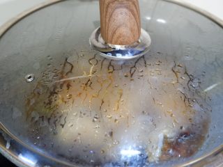 香辣莲藕焖猪手,加盖焖煮40分钟左右，至煮至7分熟
