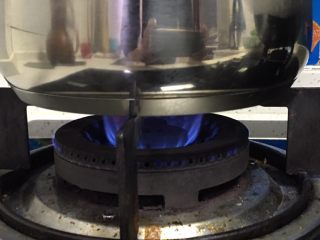 烫面戚风蛋糕,锅内倒入玉米油放煤气灶上加热。