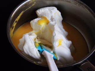 烫面戚风蛋糕,取三分之一的蛋白进蛋黄糊中。