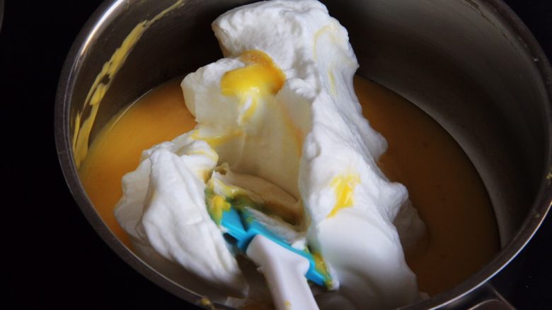 烫面戚风蛋糕,取三分之一的蛋白进蛋黄糊中。