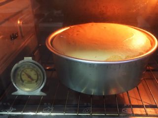 烫面戚风蛋糕,烤制时间40分钟，这是30分钟的状态。