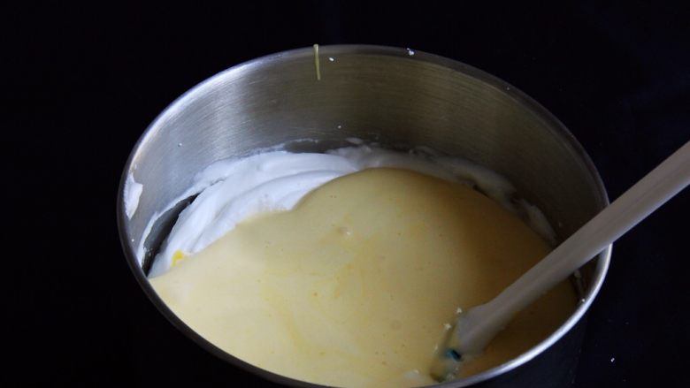 烫面戚风蛋糕,切拌均匀的蛋糕糊倒回蛋白中。