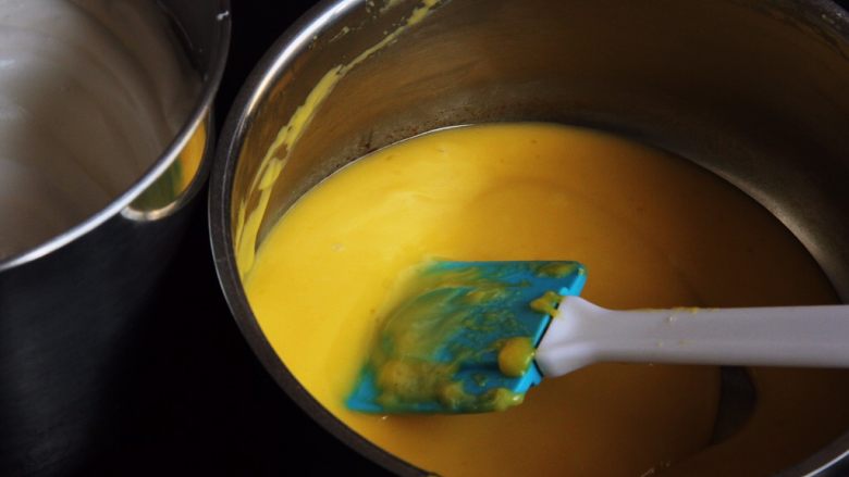烫面戚风蛋糕,开始混合蛋黄糊和蛋白。
