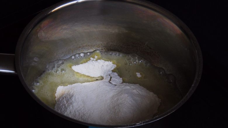 烫面戚风蛋糕,过筛后的低筋粉放入玉米油中，开始烫面。