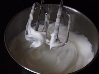 烫面戚风蛋糕,加入三分之一的细砂糖搅打50圈，蛋白开始膨胀，打蛋头上出现倒垂的弯钩。