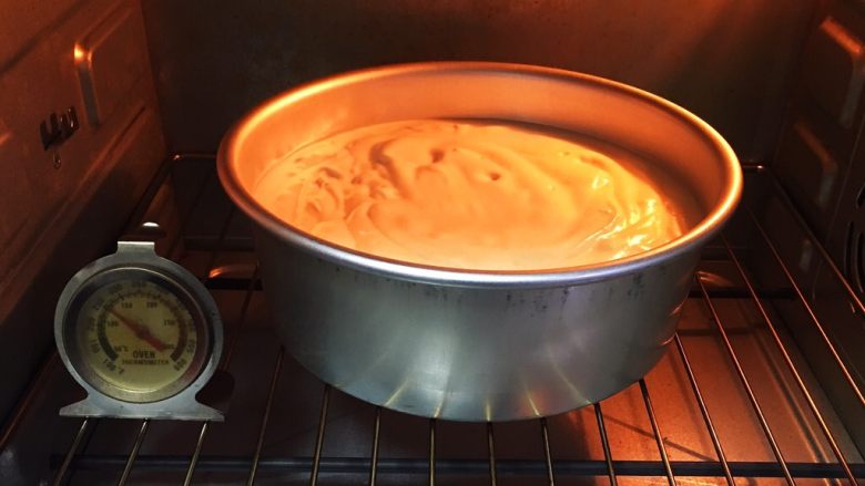 烫面戚风蛋糕,烤箱预热至140度，模具送入烤箱。