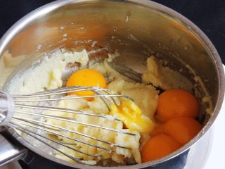 烫面戚风蛋糕,搅拌均匀后再加入蛋黄和香草精。