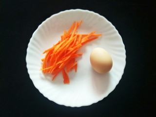 炒螺狮粉,适量的胡萝卜丝还有一个鸡蛋