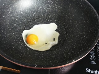 炒螺狮粉,锅里打入一个鸡蛋，这个麦饭石锅超好用，就算不加油煎鸡蛋也是非常好