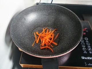 炒螺狮粉,锅里放适量的油，把胡萝卜炒熟
