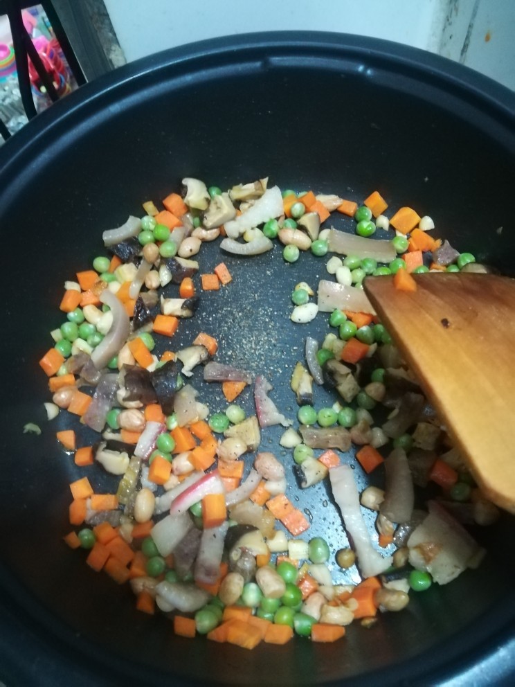 懒人焖饭,然后放胡萝卜炒，然后其他配菜都丢下去炒，加点盐，胡椒粉，炒