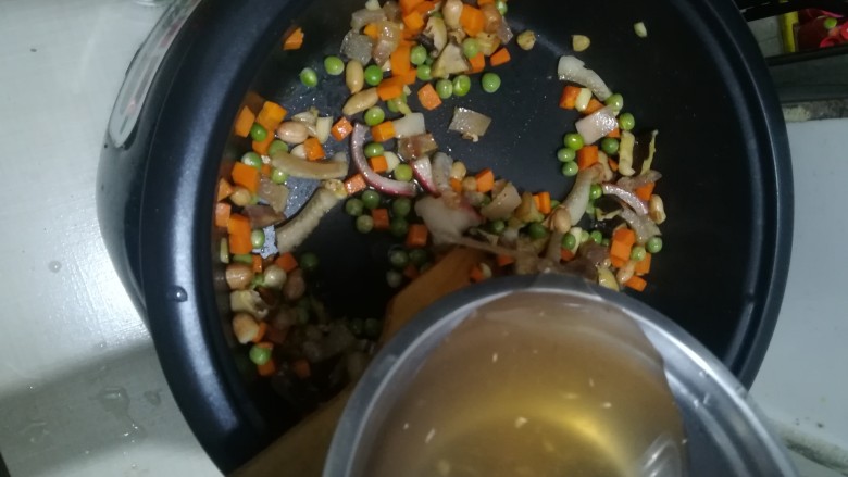 懒人焖饭,加水，我放泡香菇那个水，盖上盖子，煮到香菇豆子熟了就行