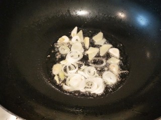 河北宣化特色小吃\卤菜\蒸莜面,放入葱姜蒜炒均匀。