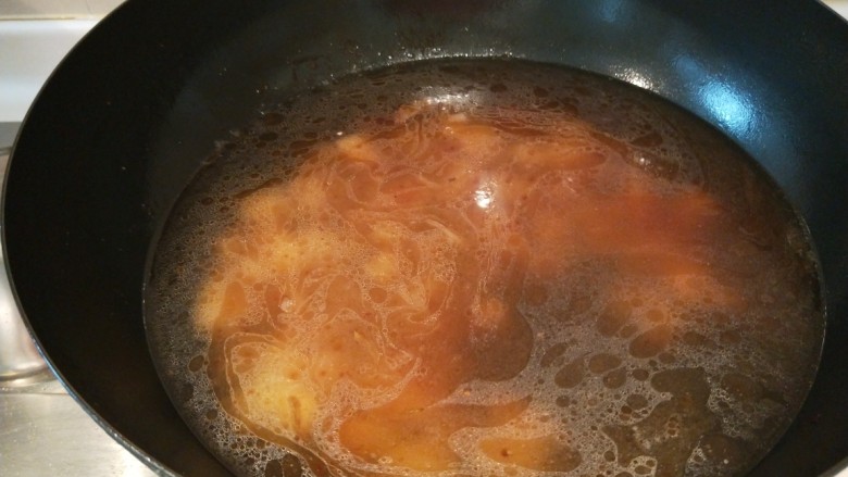 河北宣化特色小吃\卤菜\蒸莜面,加入适量水煮开。