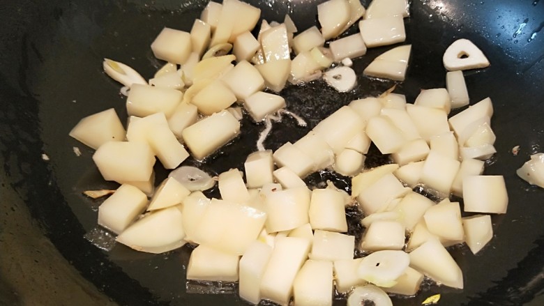 河北宣化特色小吃\卤菜\蒸莜面,放入土豆块炒均匀。