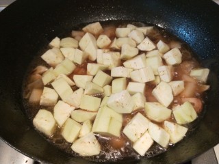 河北宣化特色小吃\卤菜\蒸莜面,土豆完全熟透放入茄子。