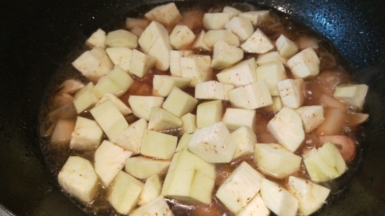 河北宣化特色小吃\卤菜\蒸莜面,土豆完全熟透放入茄子。