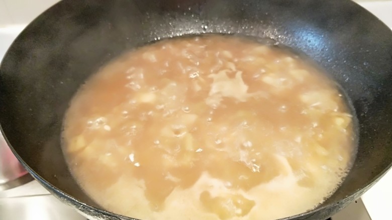 河北宣化特色小吃\卤菜\蒸莜面,熬制土豆茄子浓糊了就可以了。