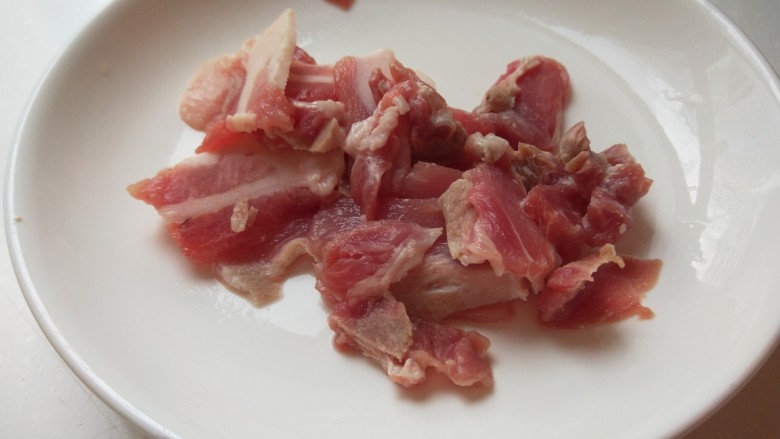 洋葱炒肉,猪肉切成片。