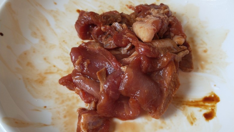 洋葱炒肉,加入适量酱油抓均匀，倒入不沾锅滑熟。