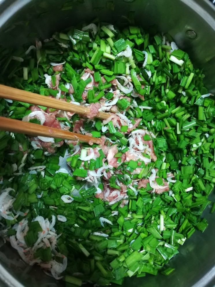 #最适合春天吃的面食#韭菜合子,顺着一个方向一直搅拌，直到有点粘性