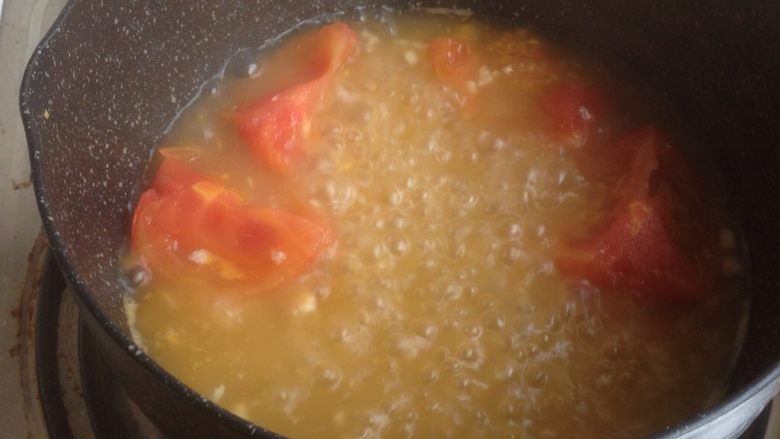 番茄鸡蛋面,煮至蕃茄变软。