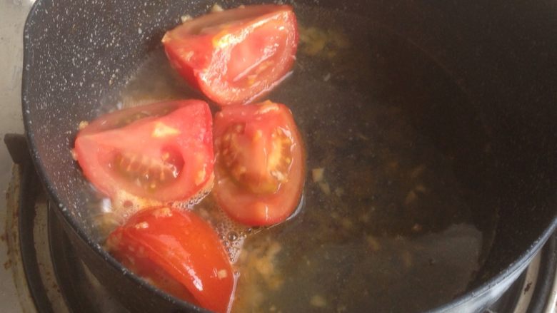 番茄鸡蛋面,加入适量的水， 继续煮几分钟